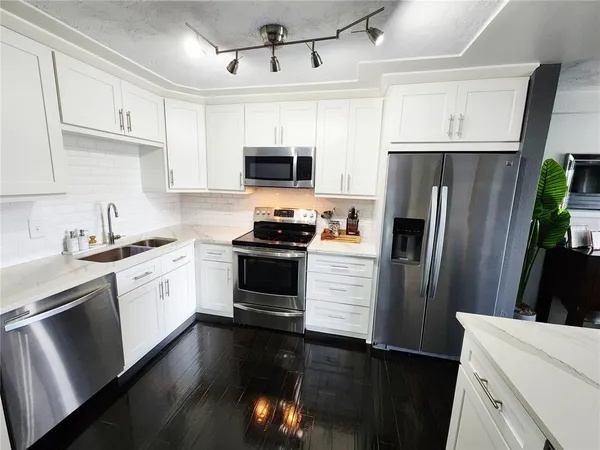 $2,550 | 4651 1st Street Northeast, Unit 306, St. Petersburg, FL 33703