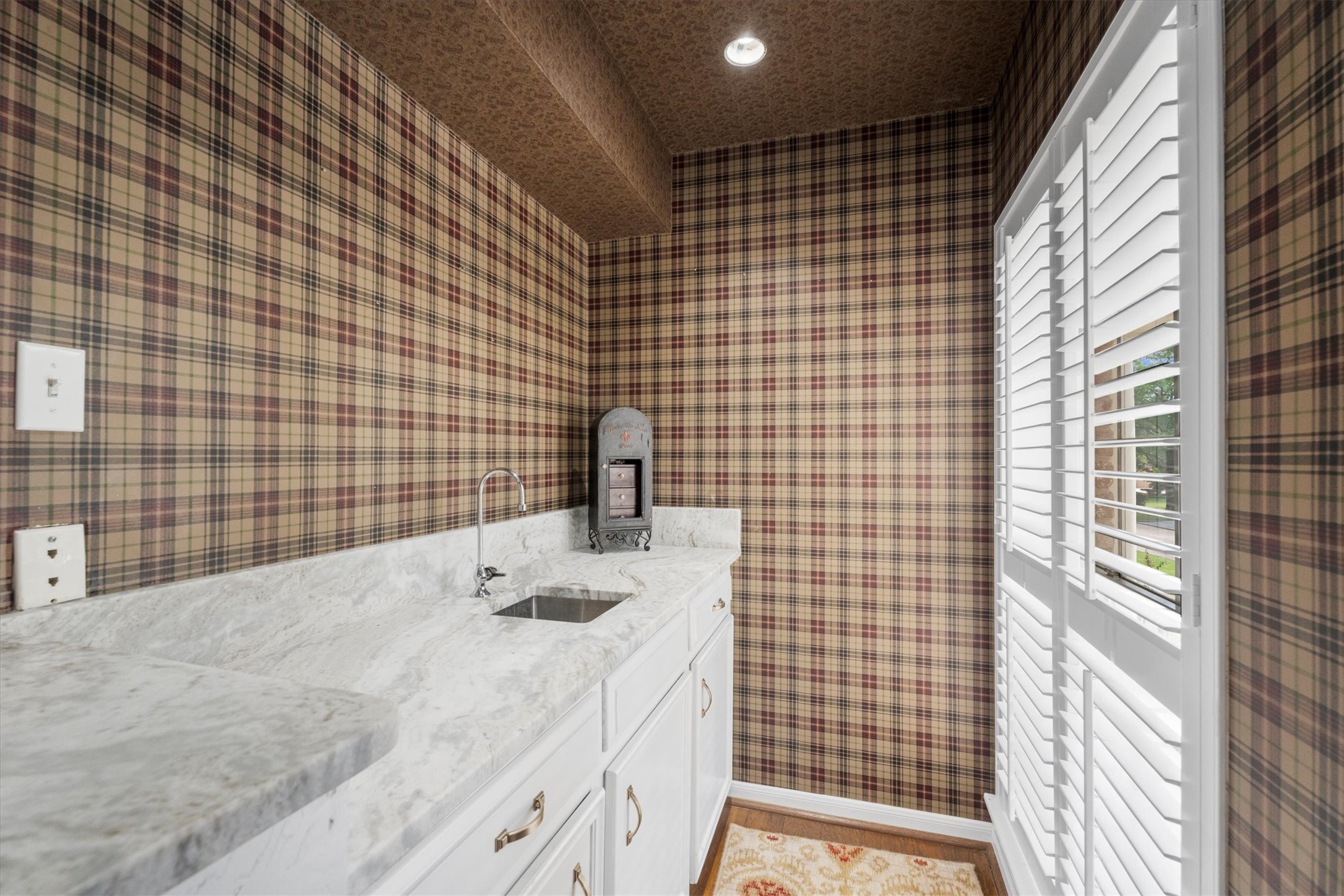15902 Guinstead Drive Spring, TX 77379 - Photo 28 of 42 Cozy nook with plaid wallpaper and a small sink area.
