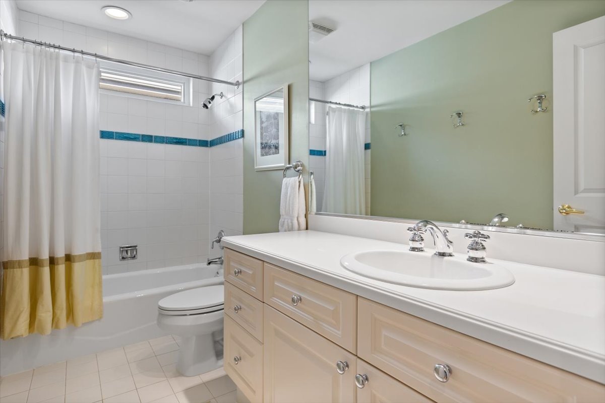 332 West Goethe Street Chicago, IL 60610 - Photo 14 of 29 a bathroom with a sink a toilet and shower