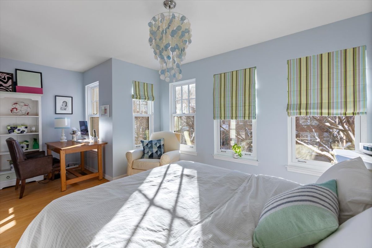 332 West Goethe Street Chicago, IL 60610 - Photo 15 of 29 a bedroom with a bed lamps and windows