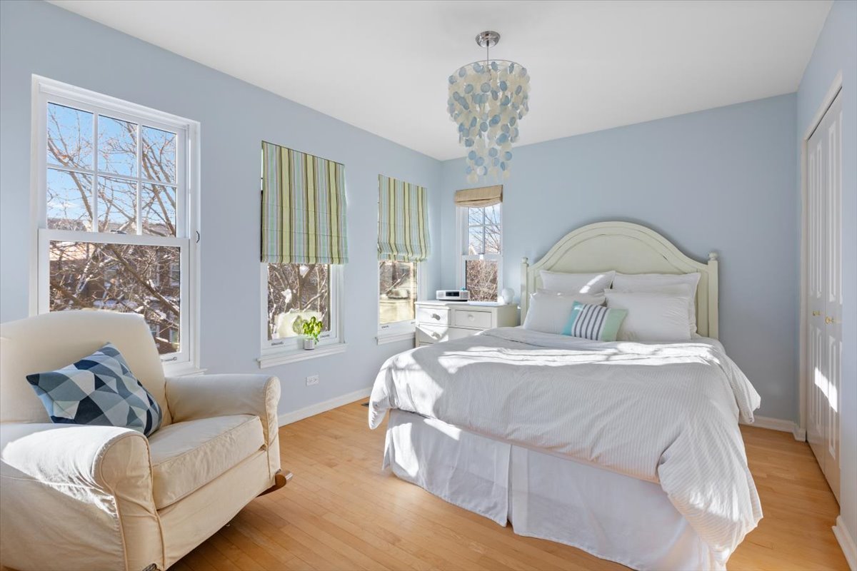 332 West Goethe Street Chicago, IL 60610 - Photo 16 of 29 a bedroom with a bed couch and window
