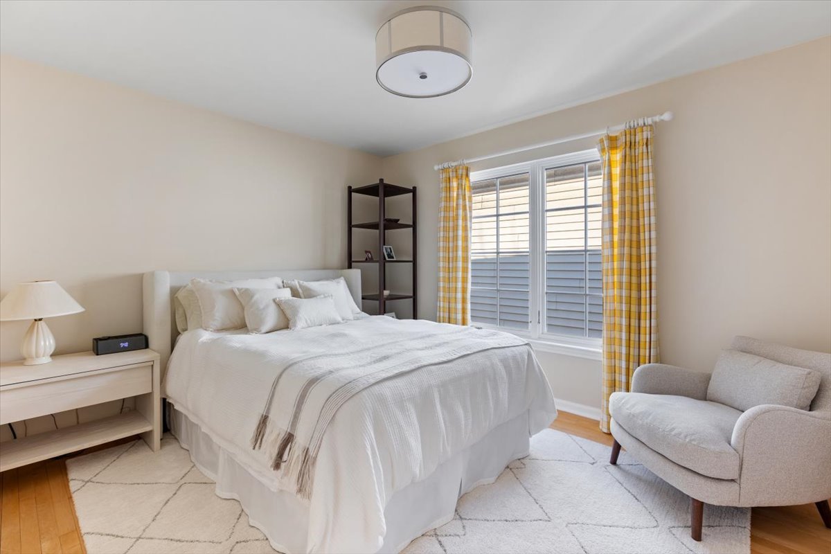 332 West Goethe Street Chicago, IL 60610 - Photo 17 of 29 a bedroom with a bed and a couch