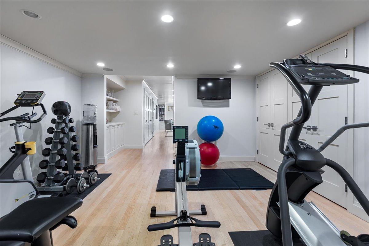 332 West Goethe Street Chicago, IL 60610 - Photo 23 of 29 a view of a room with gym equipment