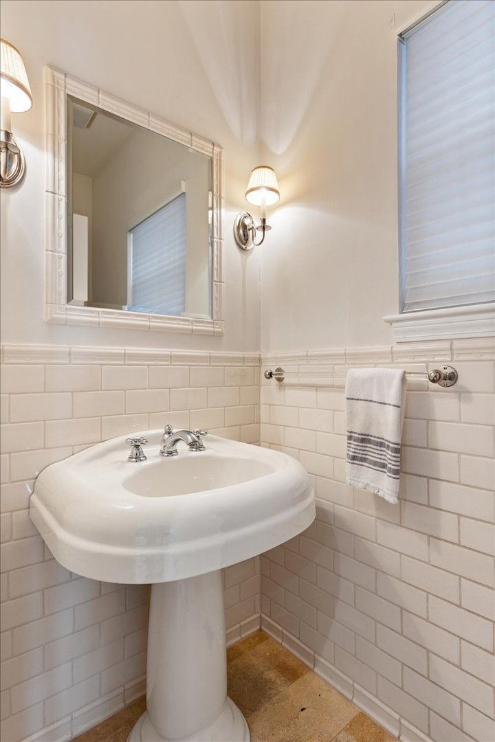 332 West Goethe Street Chicago, IL 60610 - Photo 9 of 29 a bathroom with a sink and a mirror