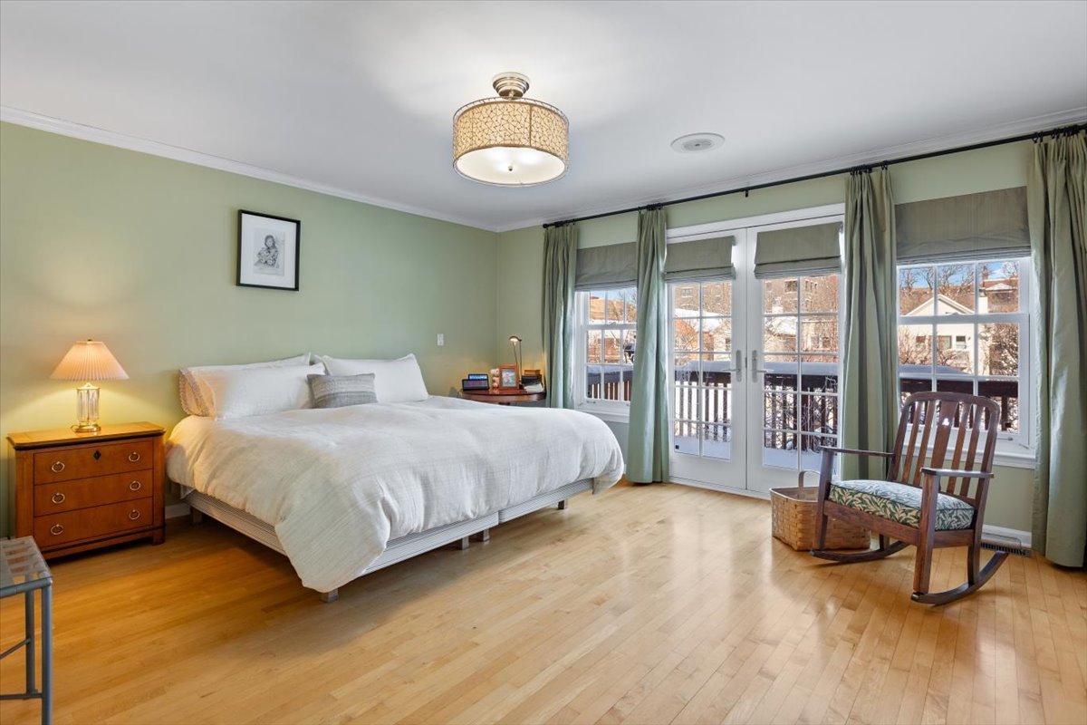 332 West Goethe Street Chicago, IL 60610 - Photo 10 of 29 a spacious bedroom with a bed and a large window