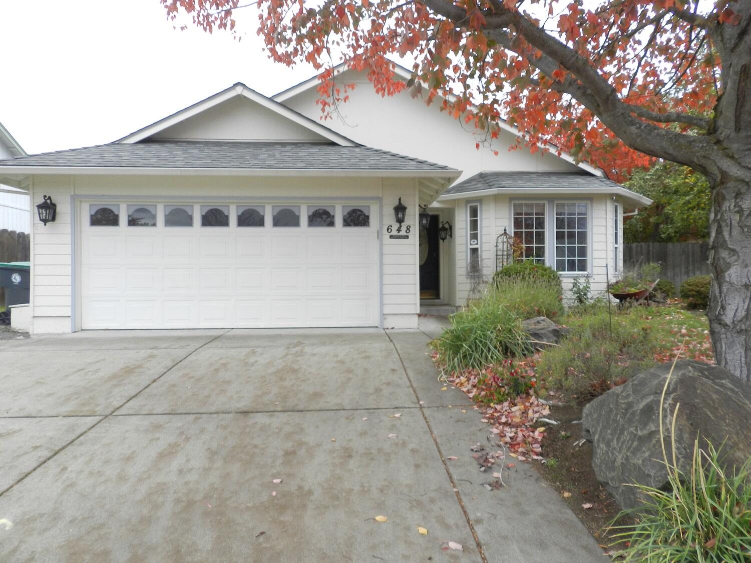 648 Benjamin Way Phoenix, OR 97535 - Photo 3 of 29 a front view of a house with garden