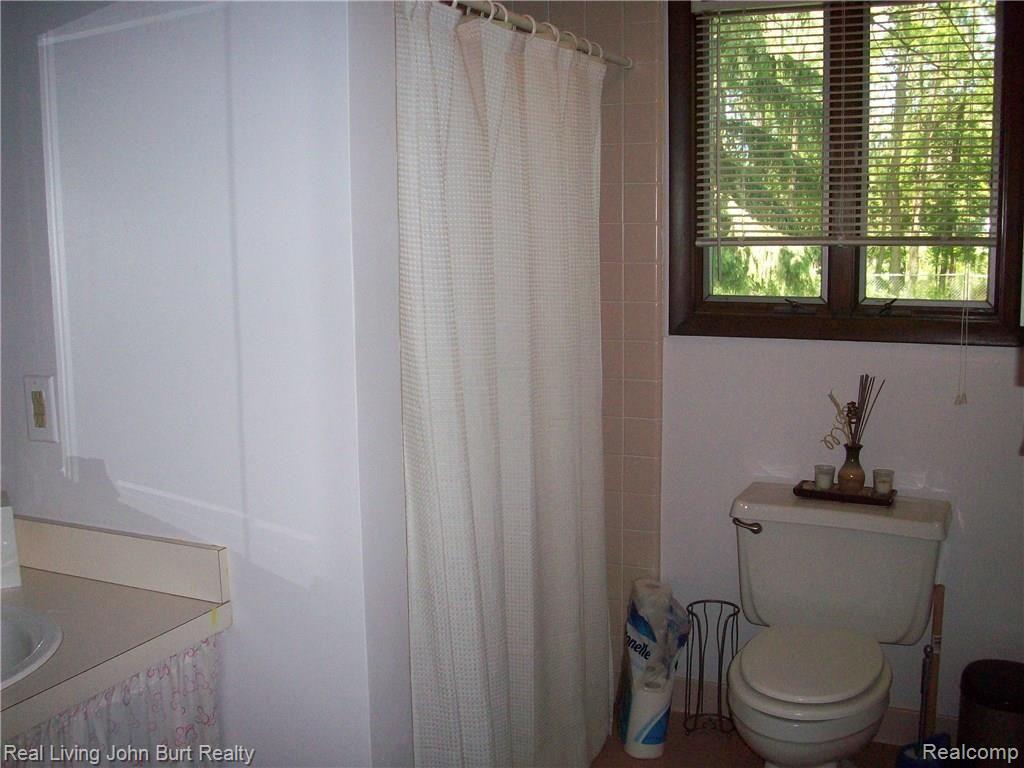 60355 Mt Vernon Road Rochester, MI 48306 - Photo 11 of 21 Main floor bathroom with handicap access to shower