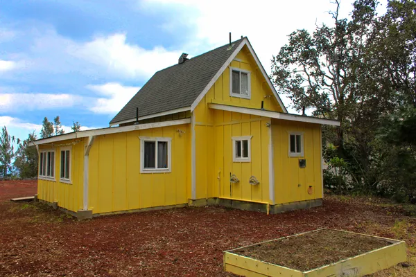a view of a house with backyard