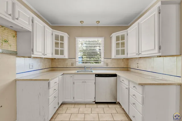 $230,000 | 1625 Southwest Lakeside Drive, Topeka, KS 66604