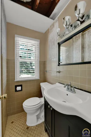 $230,000 | 1625 Southwest Lakeside Drive, Topeka, KS 66604