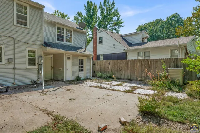 $230,000 | 1625 Southwest Lakeside Drive, Topeka, KS 66604