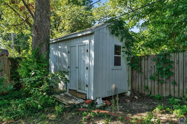 $230,000 | 1625 Southwest Lakeside Drive, Topeka, KS 66604