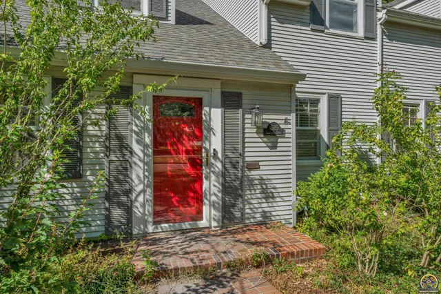 $230,000 | 1625 Southwest Lakeside Drive, Topeka, KS 66604