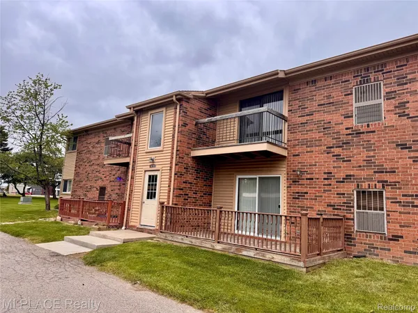 $115,000 | 16150 Clarkson Drive, Unit 13, Fraser, MI 48026