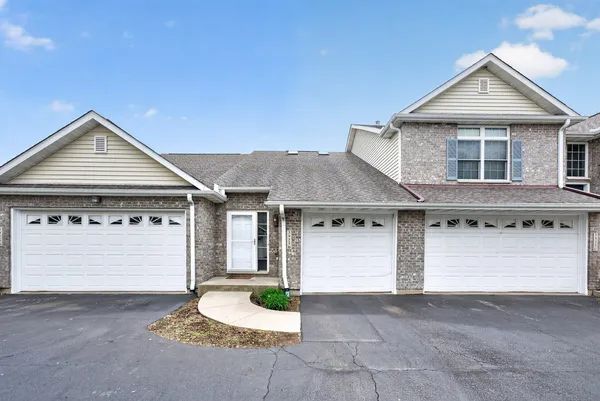 $239,900 | 3925 South Pointe Drive, Unit B, DeKalb, IL 60115
