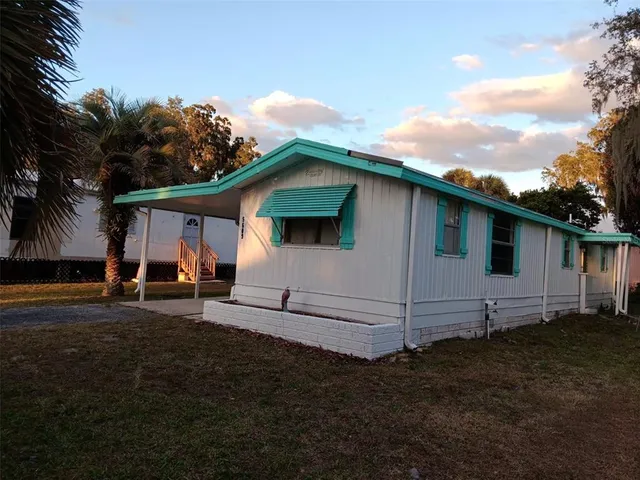 a view of a house with backyard