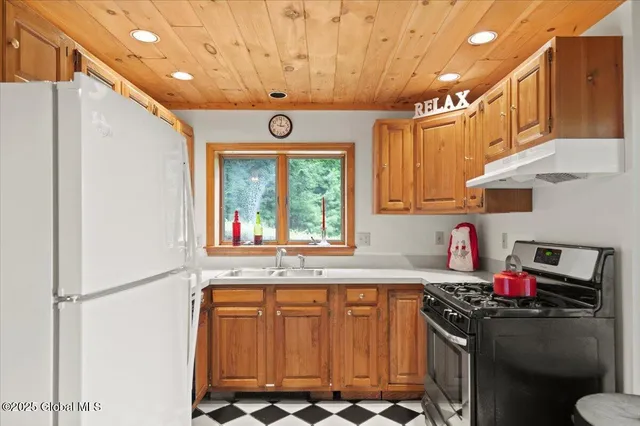 $550,000 | 10 East Beachwood Road, Corinth, NY 12822