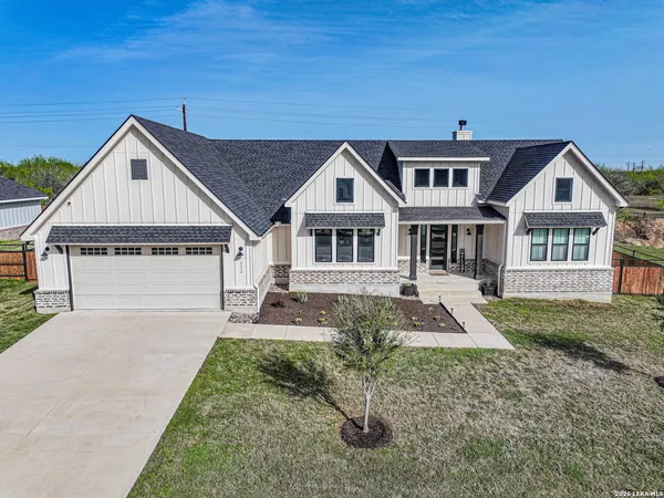 $539,999 | 112 West Magnolia Circle, La Vernia, TX 78121