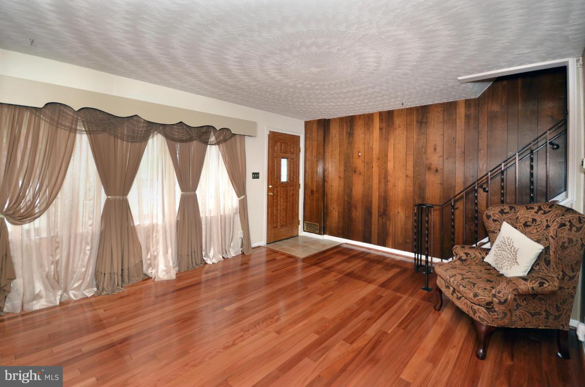 7486 German Hill Road Baltimore, MD 21222 - Photo 3 of 27 Living Room