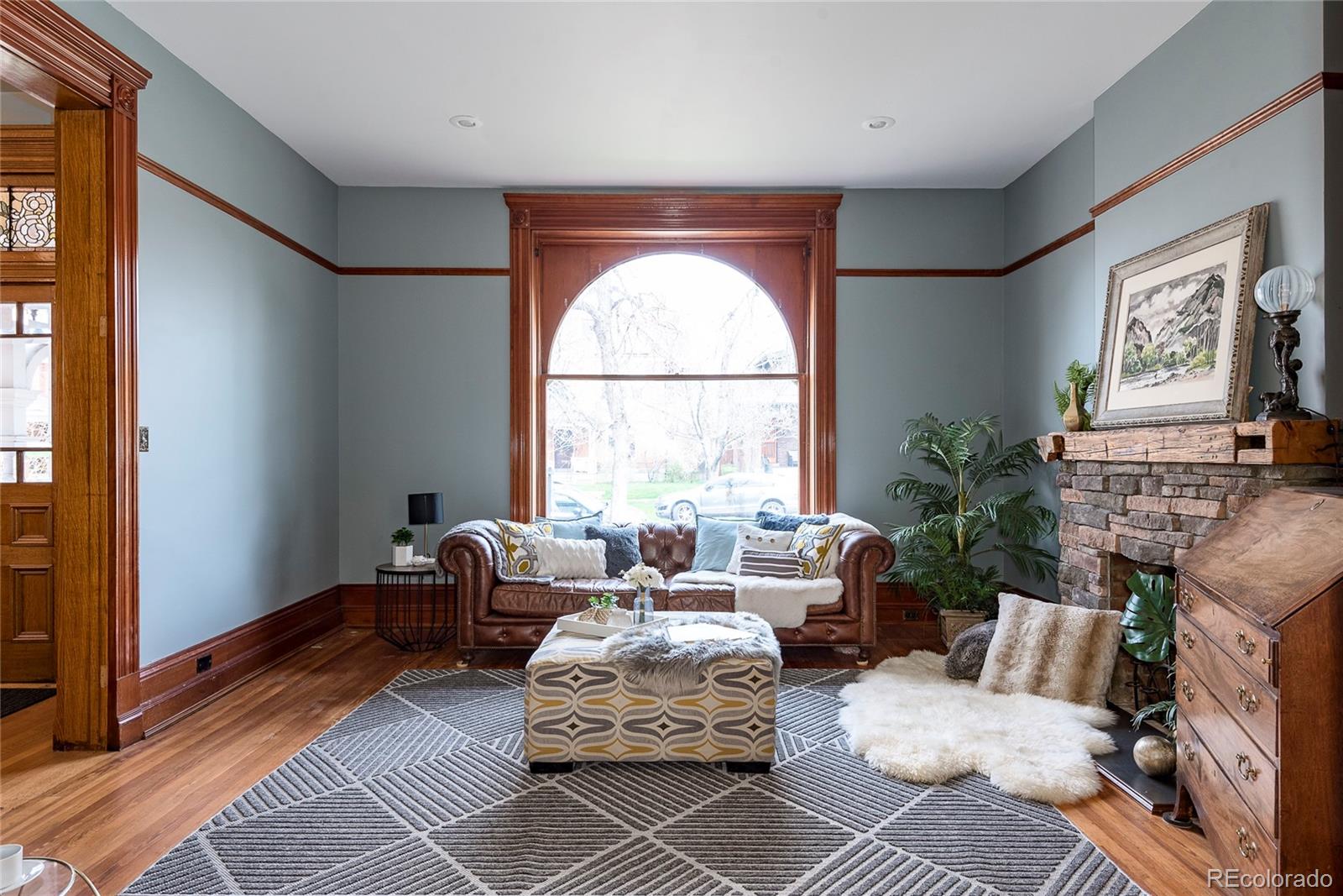 131 Sherman Street Denver, CO 80203 - Photo 4 of 36 a spacious bedroom with furniture and a large window