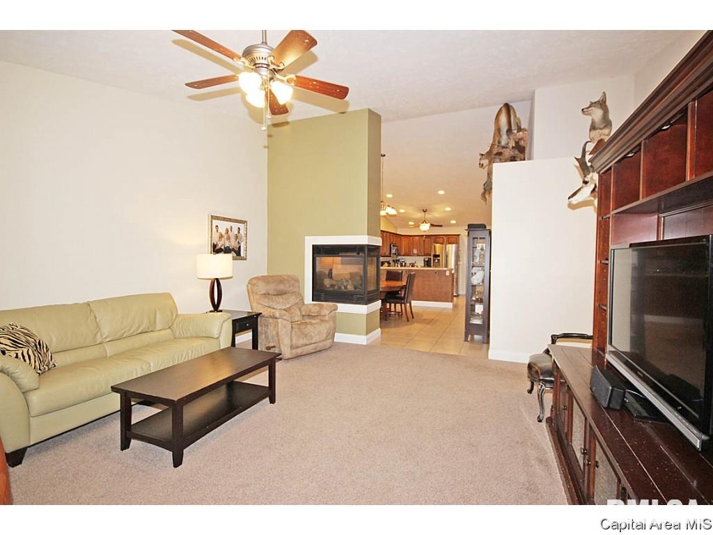 702 Heathrow Lane Rochester, IL 62563 - Photo 4 of 28