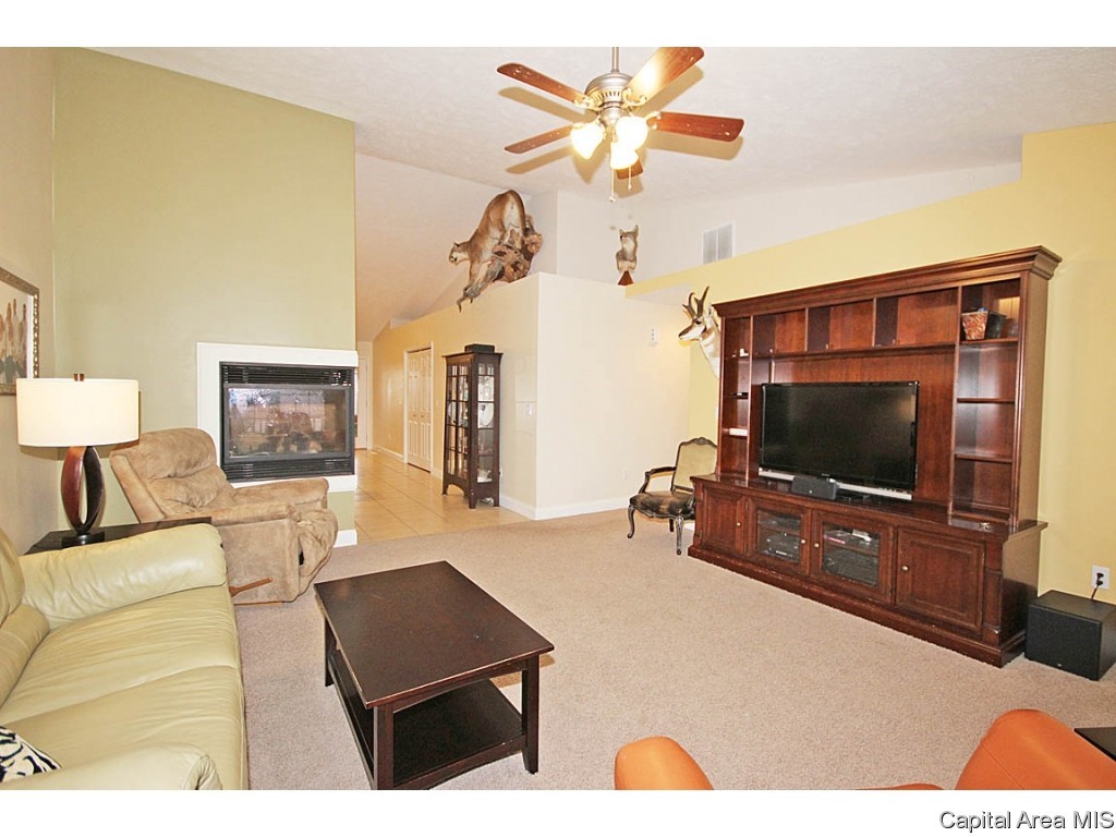 702 Heathrow Lane Rochester, IL 62563 - Photo 5 of 28