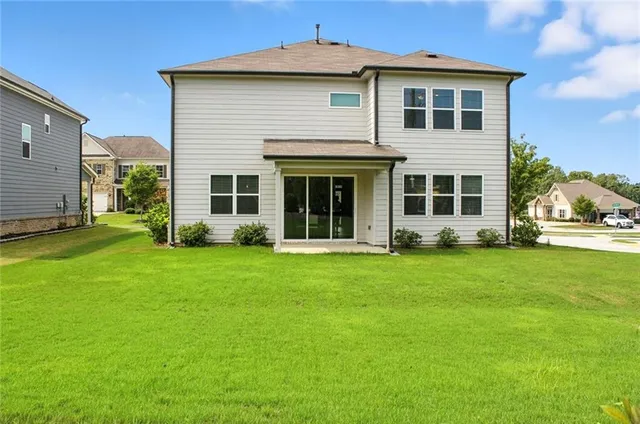 a view of a house with backyard