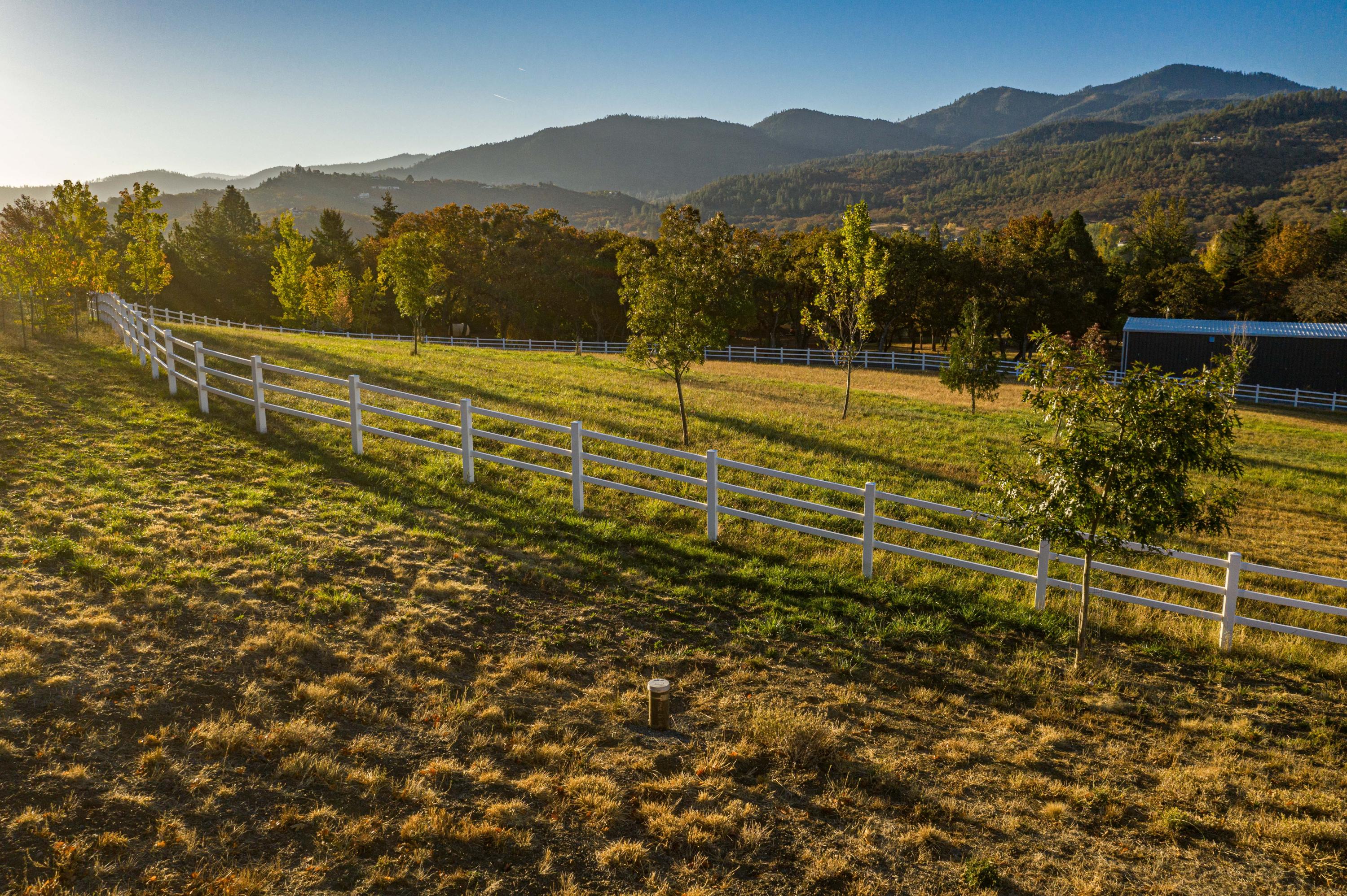6405 Pioneer Road Medford, OR 97501 - Photo 18 of 31 11