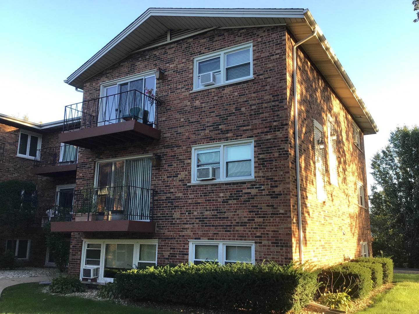 5631 6th Avenue, Unit 2D Countryside, IL 60525 - Photo 10 of 10 a front view of a house with garden