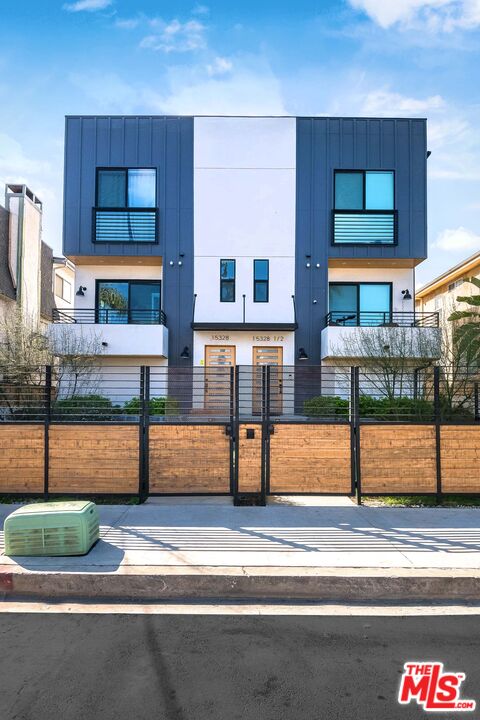 15330 Weddington Street Sherman Oaks, CA 91411 - Photo 2 of 30 a view of hall way with furniture