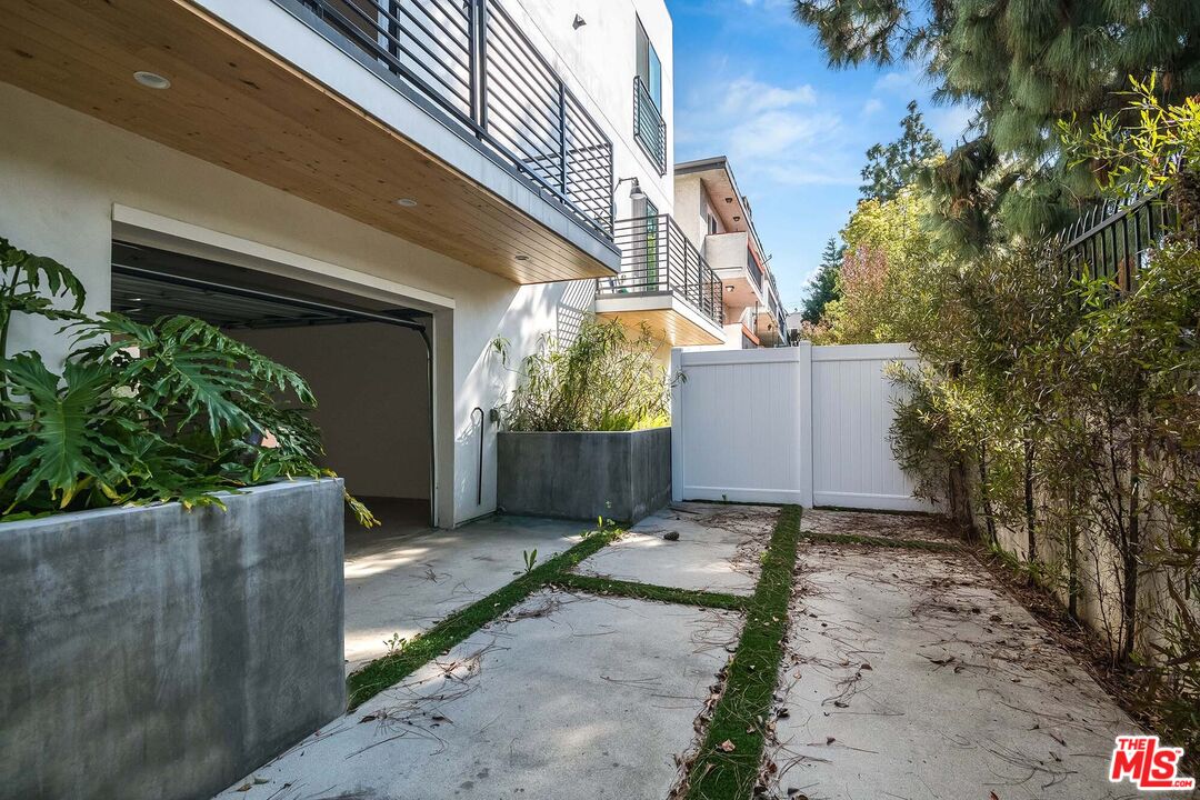 15330 Weddington Street Sherman Oaks, CA 91411 - Photo 30 of 30 a backyard of a house with lots of green space