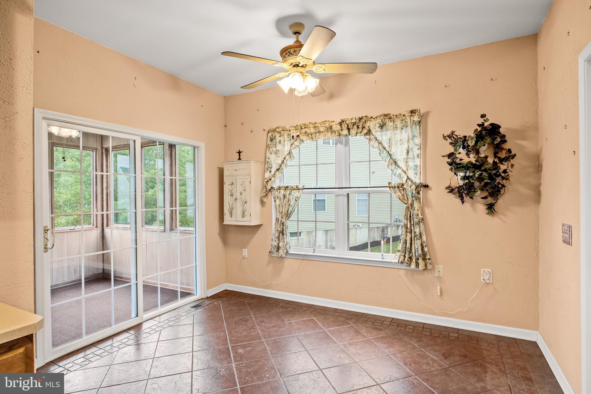 27 Ashley Drive Delran, NJ 08075 - Photo 14 of 35 Kitchen/Dining Area