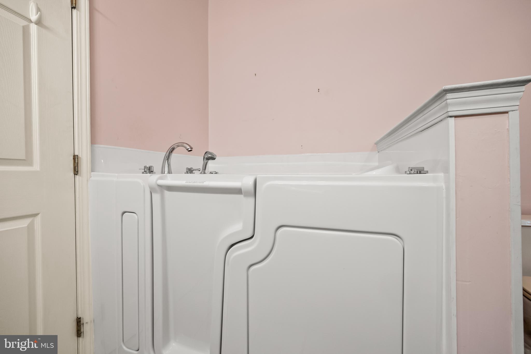 27 Ashley Drive Delran, NJ 08075 - Photo 19 of 35 Primary Bathroom