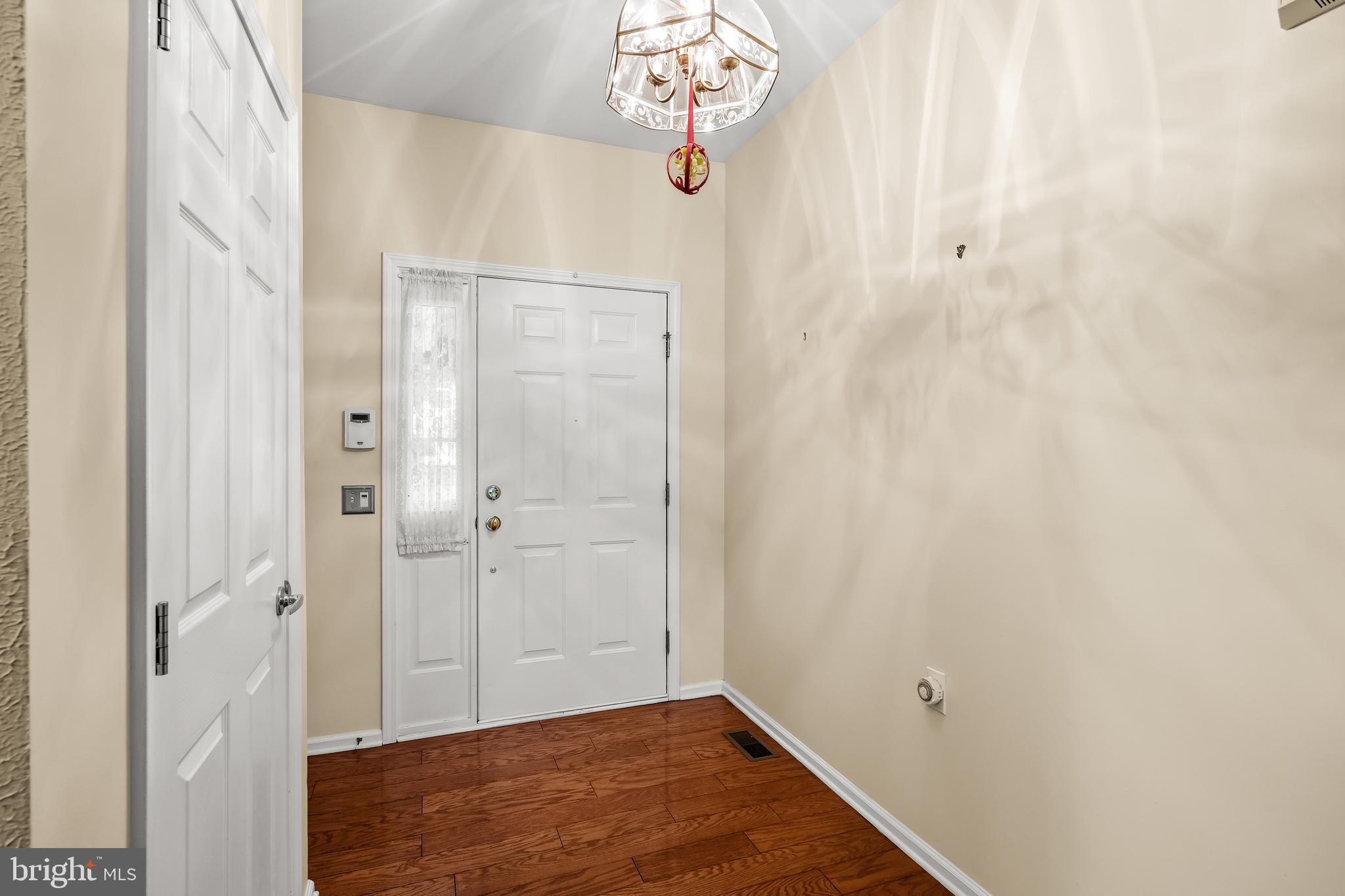 27 Ashley Drive Delran, NJ 08075 - Photo 4 of 35 Foyer