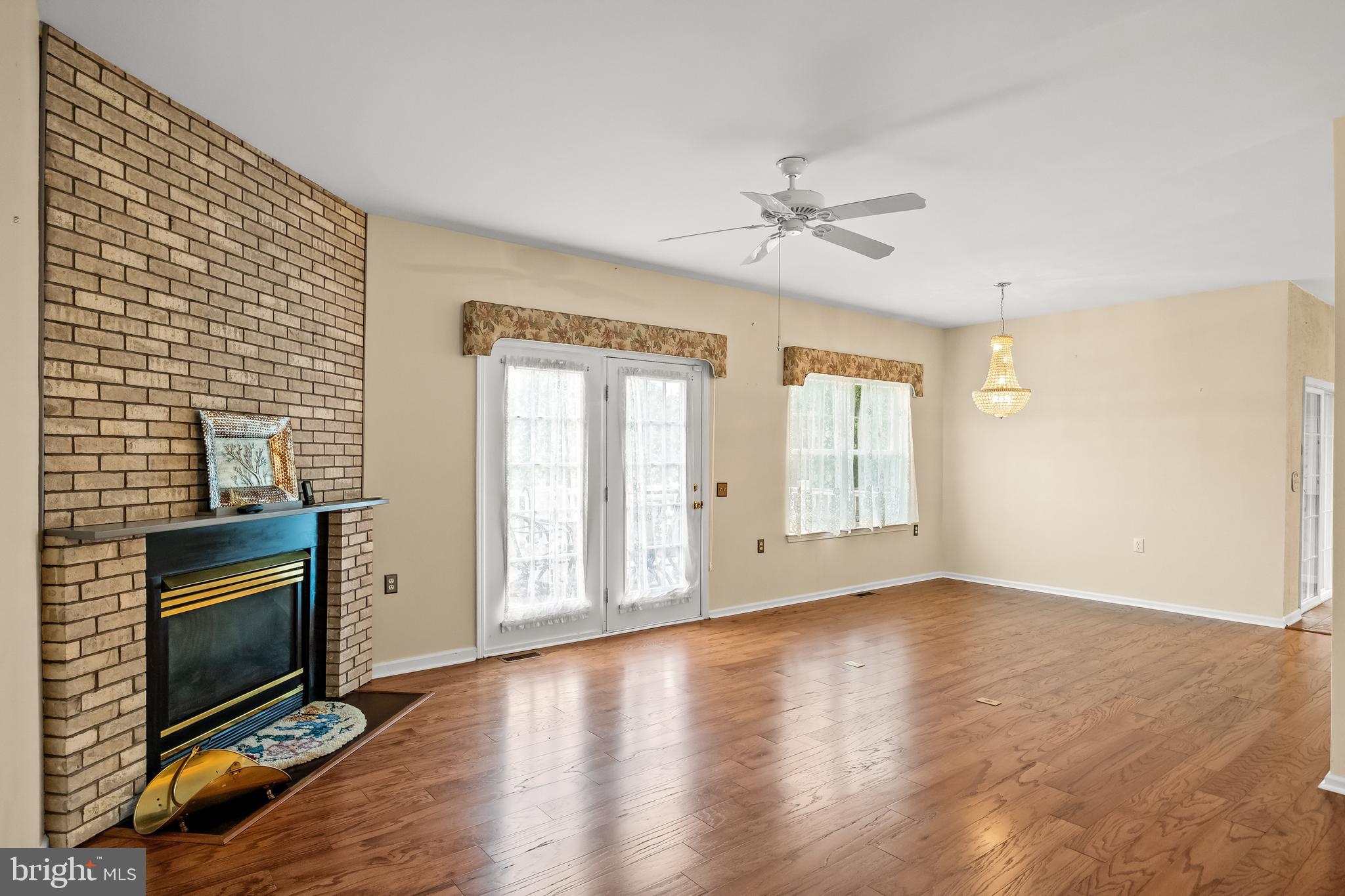 27 Ashley Drive Delran, NJ 08075 - Photo 5 of 35 Living Room