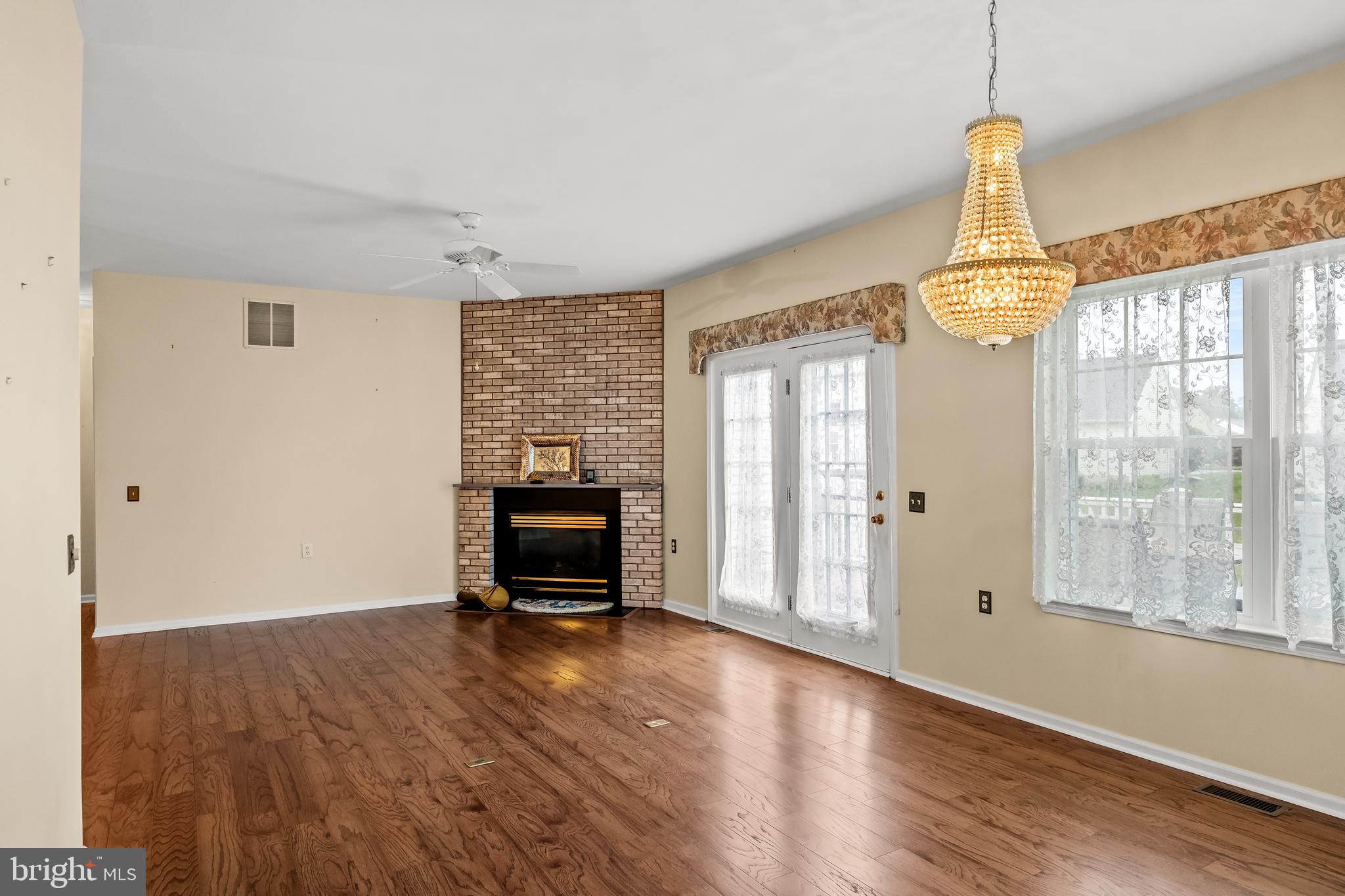 27 Ashley Drive Delran, NJ 08075 - Photo 6 of 35 Living Room