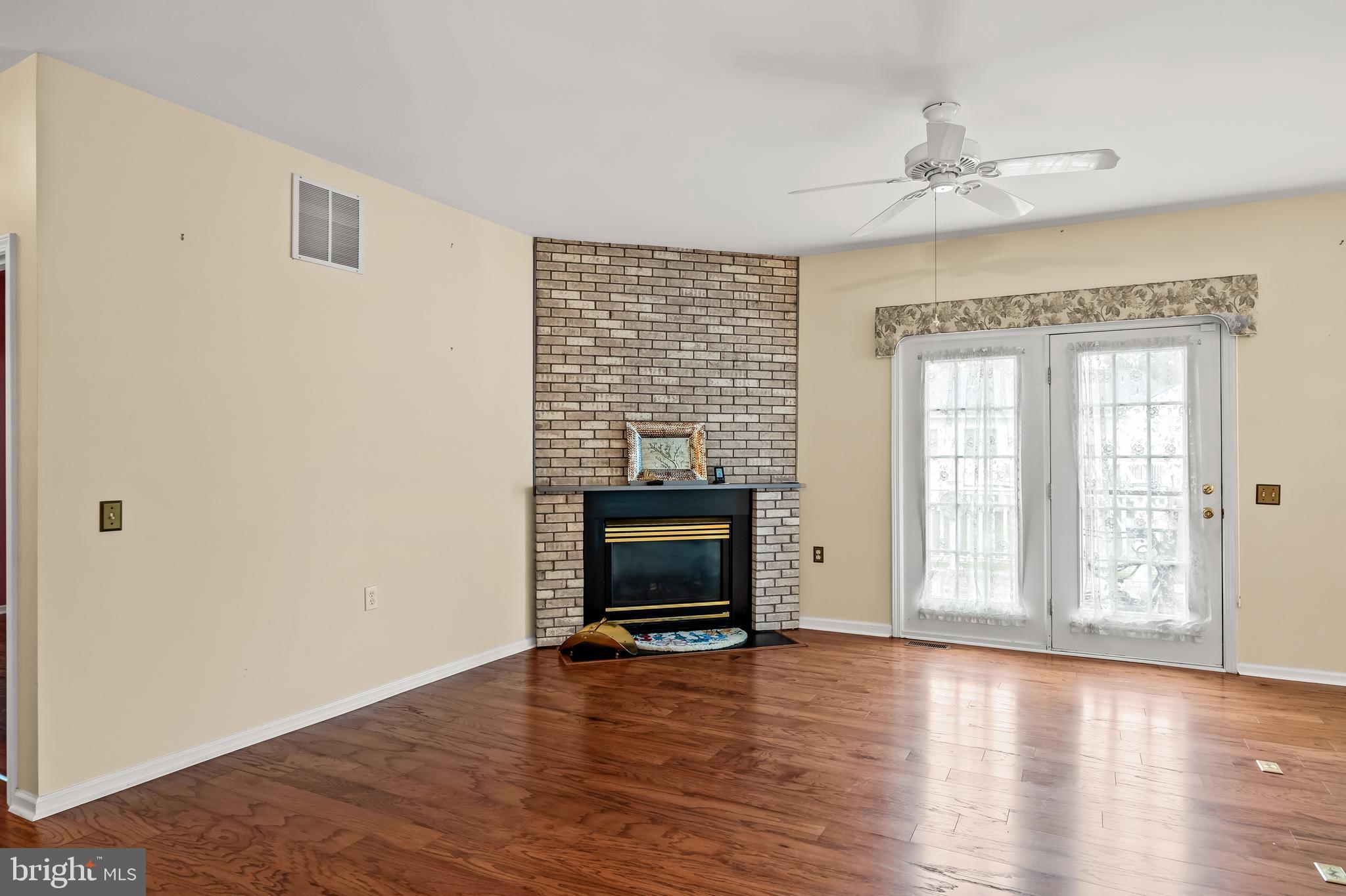 27 Ashley Drive Delran, NJ 08075 - Photo 7 of 35 Living Room