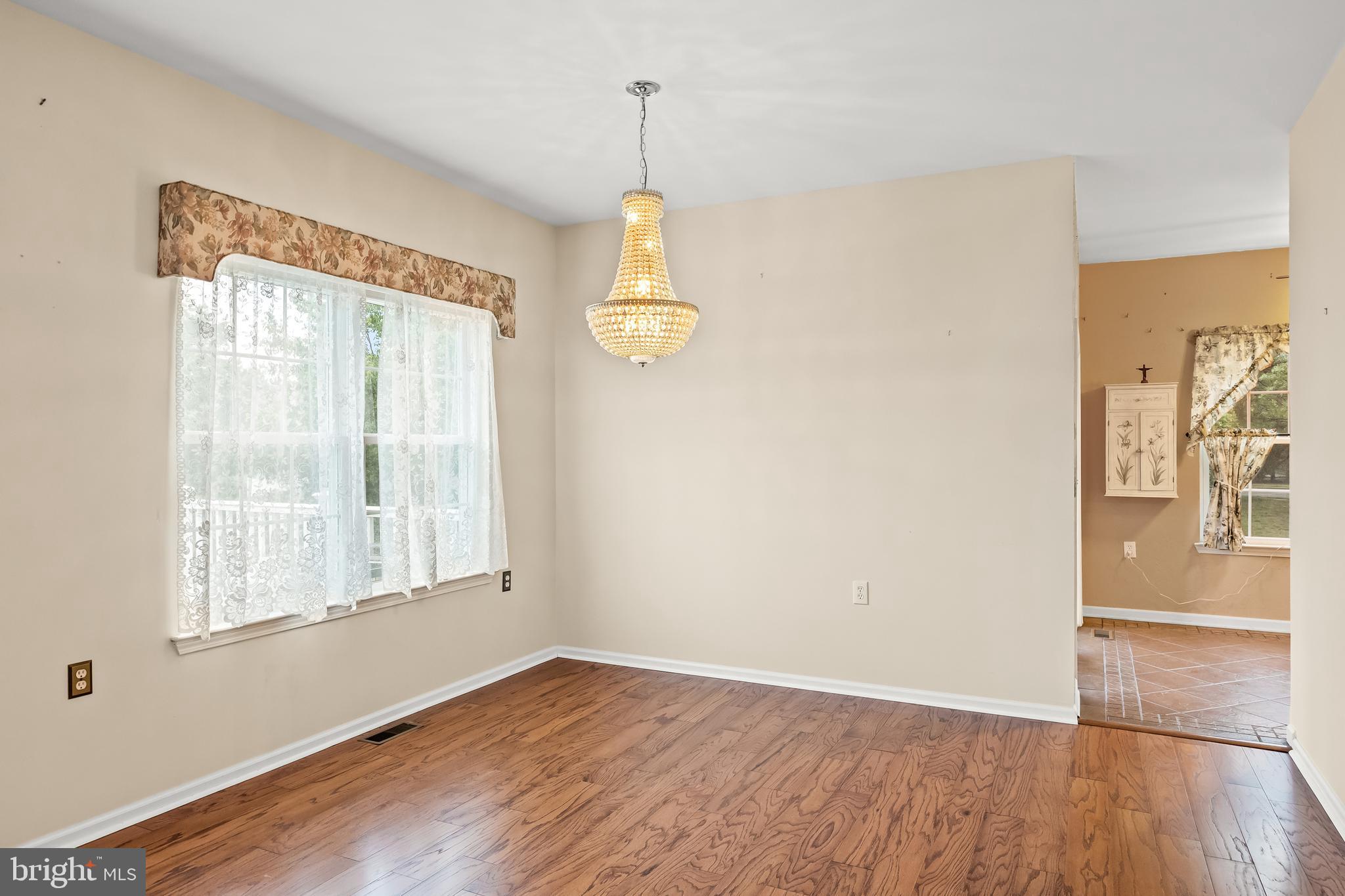 27 Ashley Drive Delran, NJ 08075 - Photo 8 of 35 Living Room