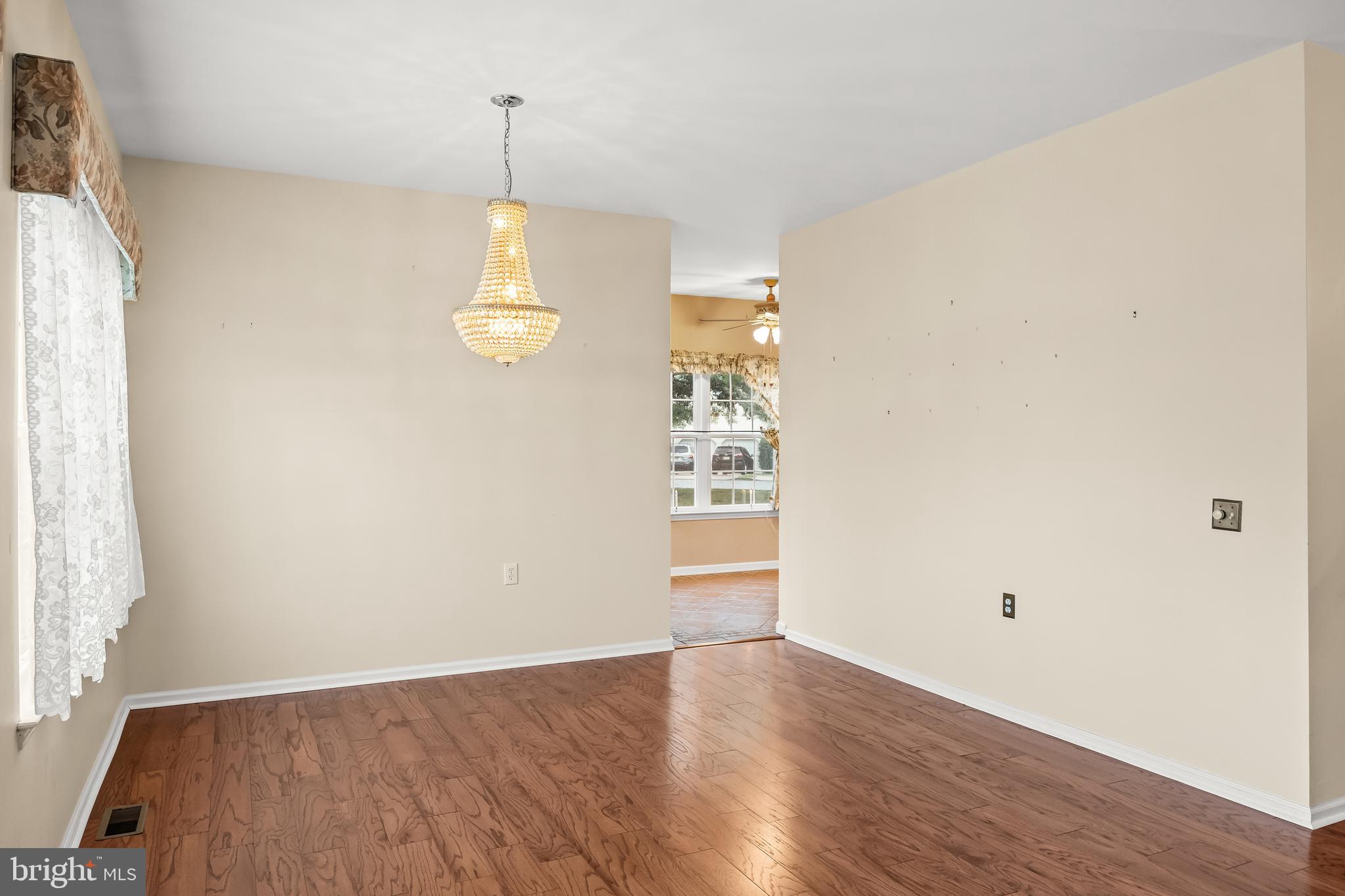 27 Ashley Drive Delran, NJ 08075 - Photo 9 of 35 Living Room