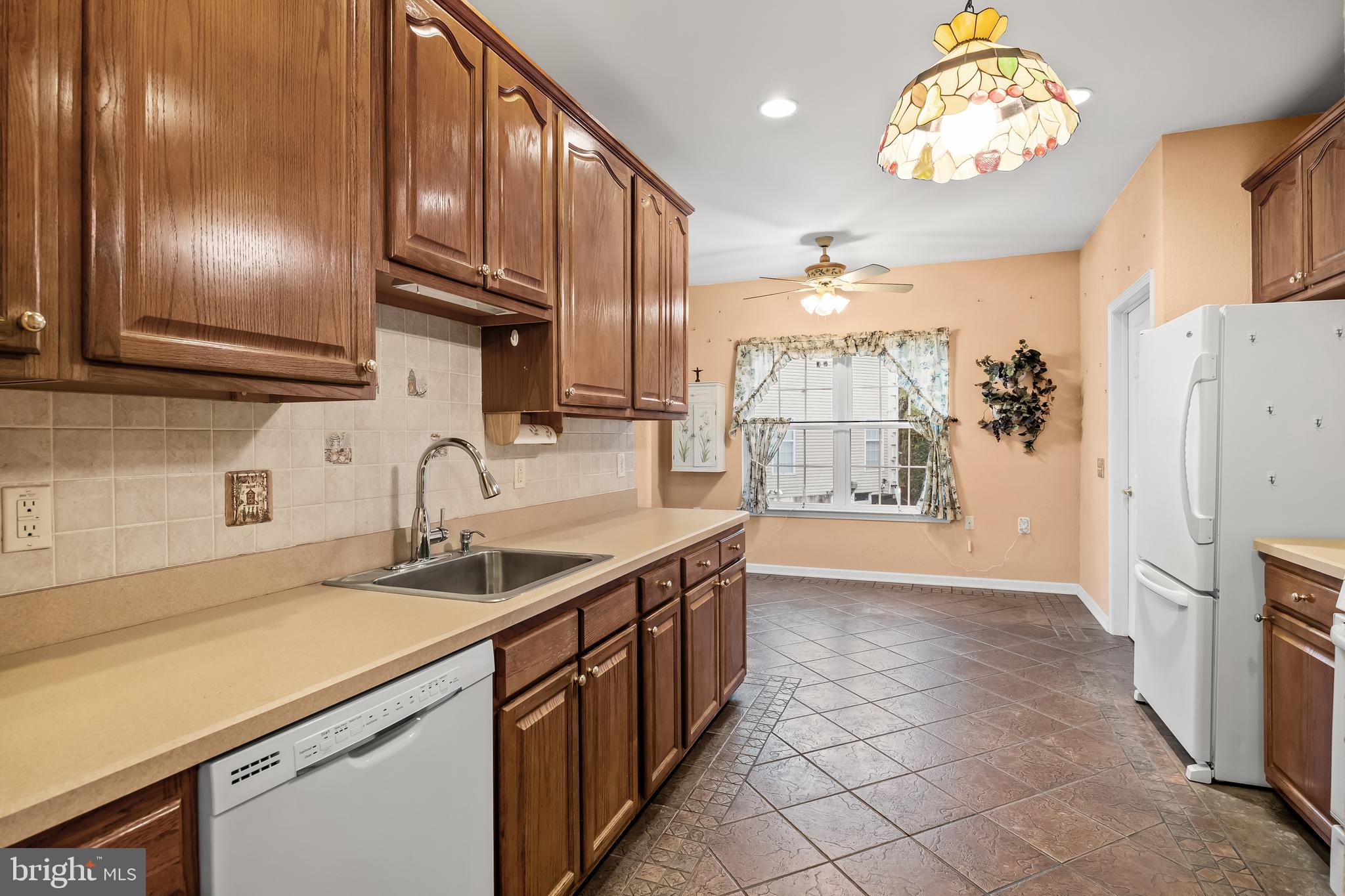 27 Ashley Drive Delran, NJ 08075 - Photo 10 of 35 Kitchen