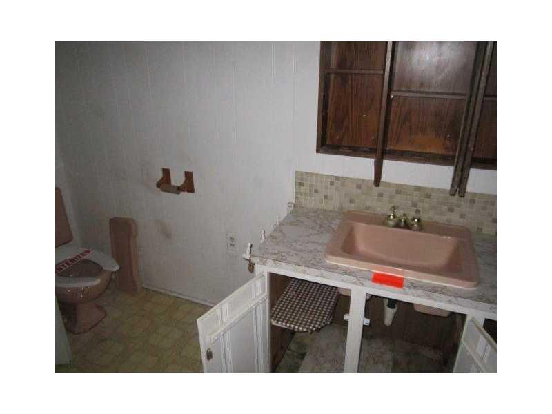 618 Davidson Drive Rochester, PA 15074 - Photo 22 of 25 Full Bath.