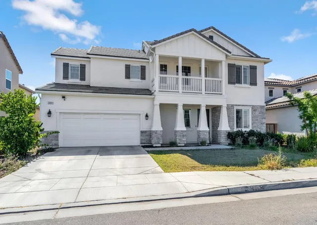 a view of a yard in front of house