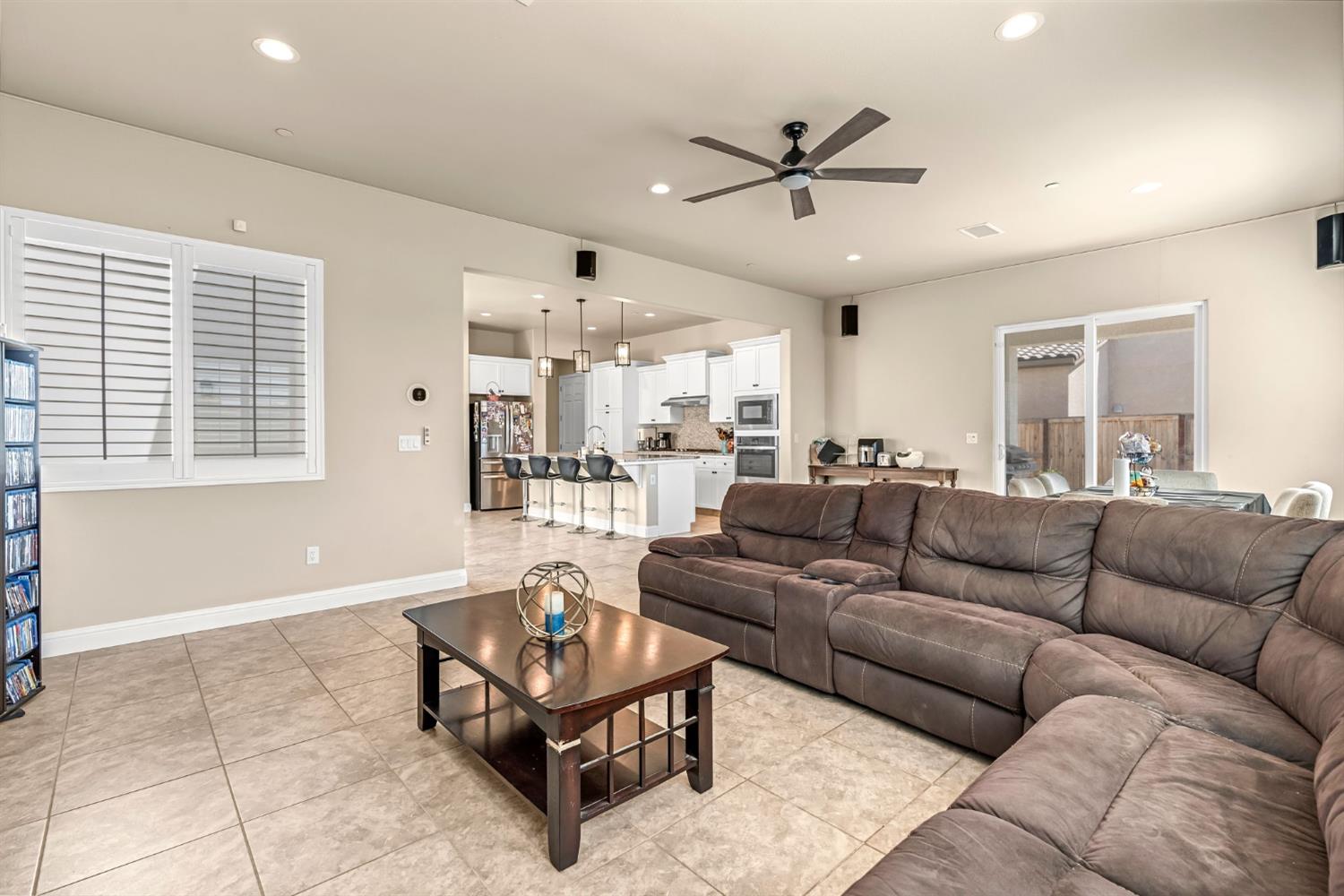 2468 Montana Avenue Clovis, CA 93619 - Photo 9 of 33 a living room with furniture