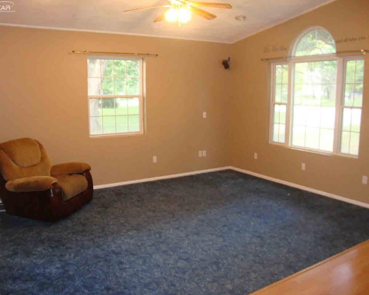 1096 Adams Road Burton, MI 48509 - Photo 9 of 12 21225168-8.JPG
