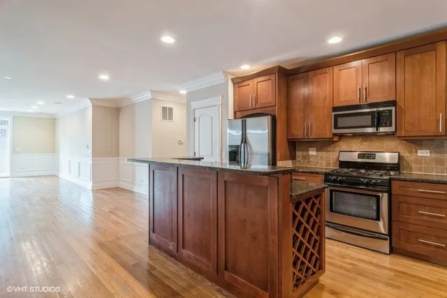 $3,325 | 2904 West Belmont Avenue, Unit 302, Chicago, IL 60618