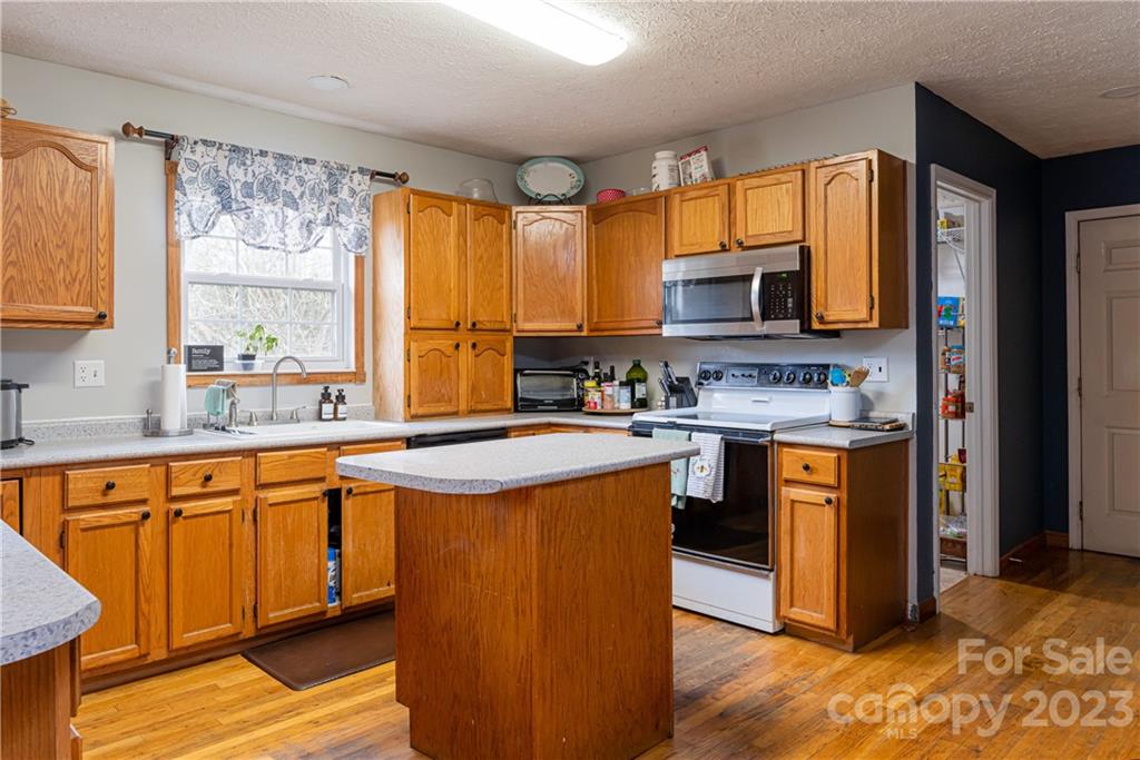 711 Crest Road Flat Rock, NC 28731 - Photo 18 of 36 Gallery Image 18