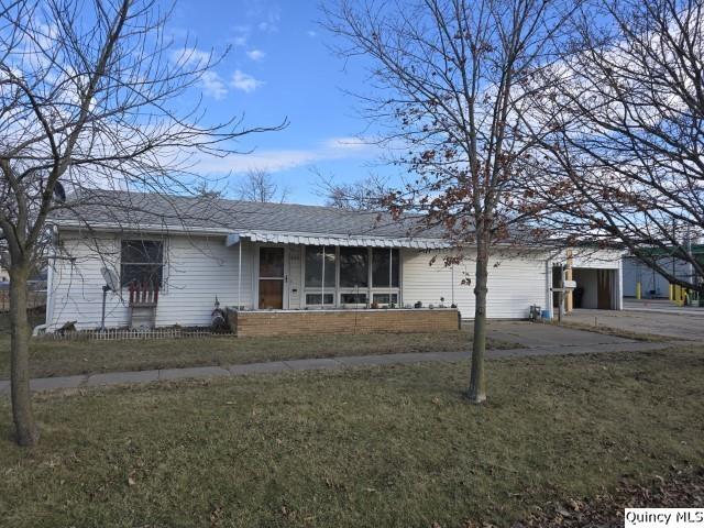222 North Madison Street Carthage, IL 62321 - Photo 1 of 23