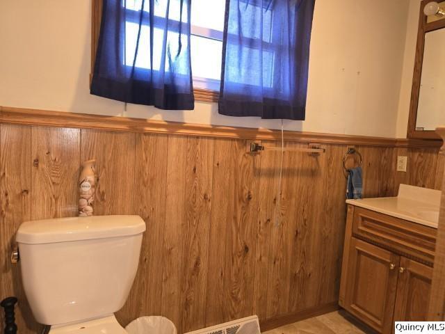 222 North Madison Street Carthage, IL 62321 - Photo 8 of 23