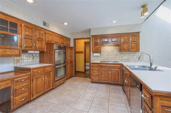 $750,000 | 4417 West 130th Street, Leawood, KS 66209