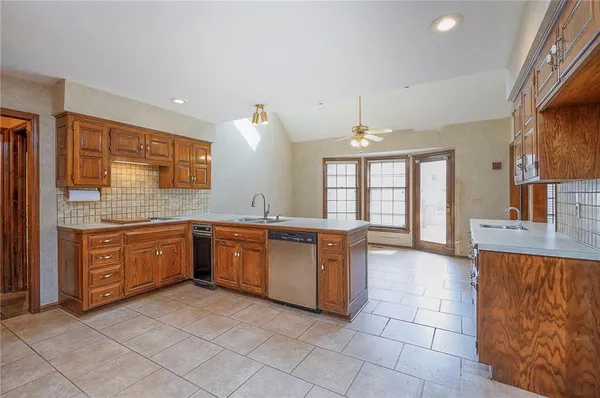 $750,000 | 4417 West 130th Street, Leawood, KS 66209